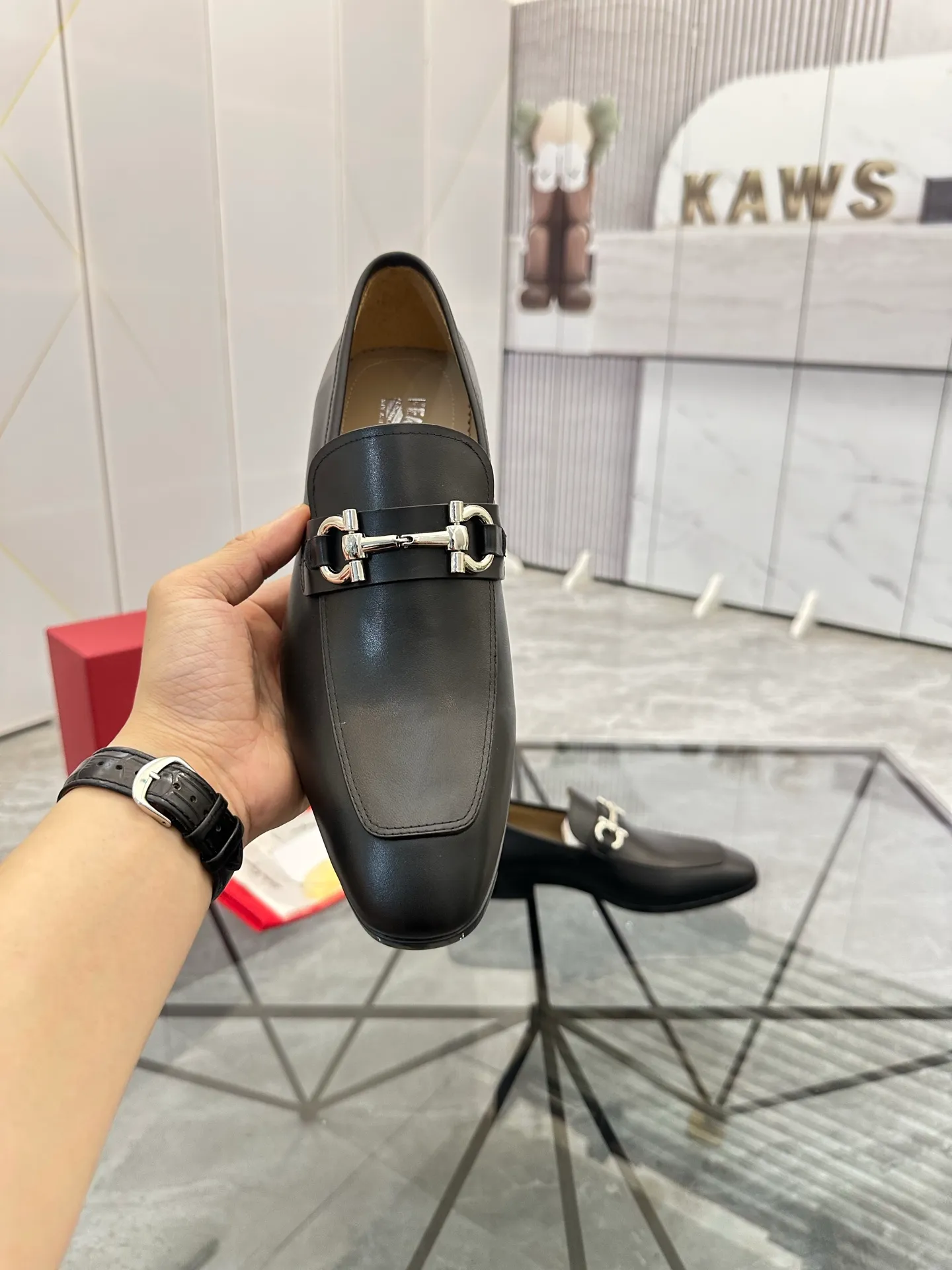 Men's shoes: 💰P640¥ High-end quality Product trademark: Ferragamo* "Ferragamo*" leather shoes Regular size: 38-44 (can be customized to 45.46.) Product materials: imported first-layer cowhide leather upper, cowhide lining, original outsole. Number: 688